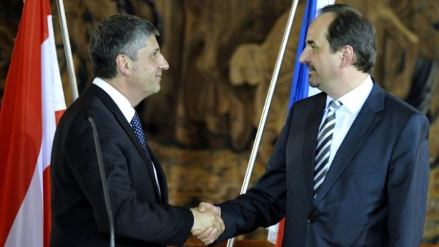 Ministr zahraničních věcí Jan Kohout (vpravo) a rakouský ministr zahraničí Michael Spindelegger.