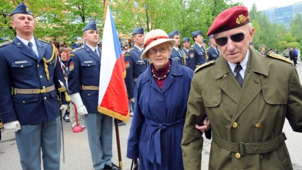 František Peřina má pomník před školou v pražských Řepích. Slavnostního odhalení pomníku se zúčastnil také armádní generál Tomáš Sedláček (na fotce).