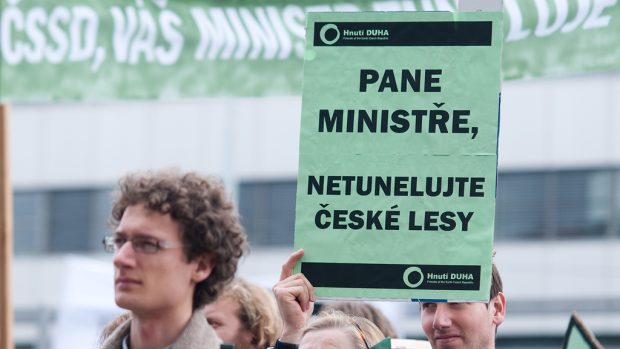 Demonstrace kvůli tendru Lesů ČR na lesnické práce a těžbu dřeva.