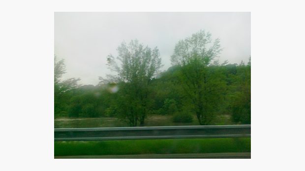 Pohled na rozvodněnou Odru z D1