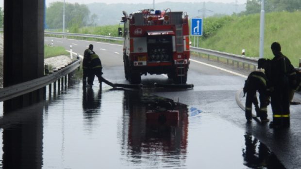 Odčerpávání vody z výjezdu na D1 ve Vrbici ve směru na Ostravu