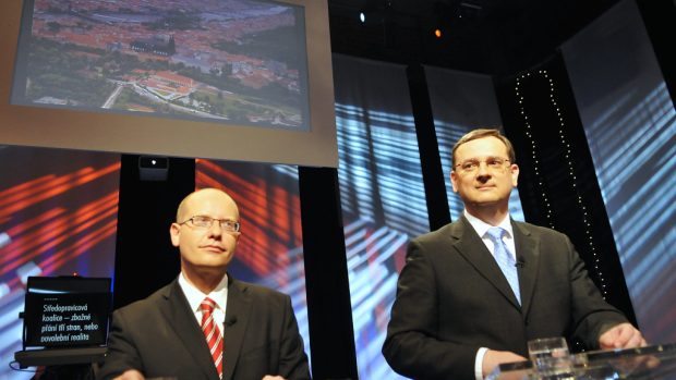 Lídři nejúspěšnějších stran ve volbách Bohuslav Sobotka (vlevo, ČSSD) a Petr Nečas (ODS)