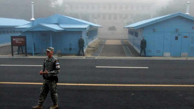 Americký voják přednáší převážně turistům z USA o historii DMZ v městečku Panmunjom