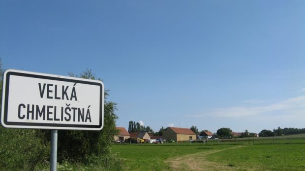Velká Chmelištná - začátek obce