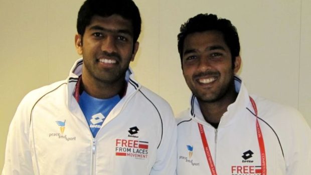 Ind Rohan Bopanna (vlevo) a Ajsam Kureší z Pákistánu
