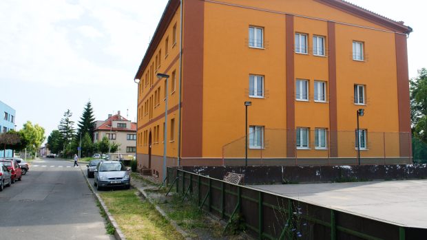 Nejstarší panelový dům (dokončen v roce 1955) v ulici U Prefy č.p. 771 (Praha-Ďáblice) po rekonstrukci