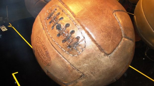 Míč, do kterého kopali fotbalisté Československa na stříbrném MS v Itálii v roce 1934