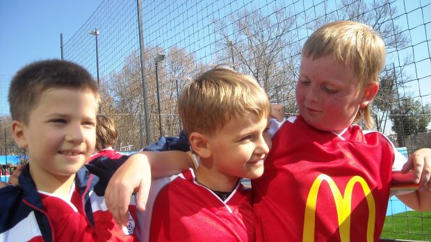 Šťastní Rusové, kluci, kteří nastoupí na trávník po boku fotbalistů Španělska a Nizozemska.