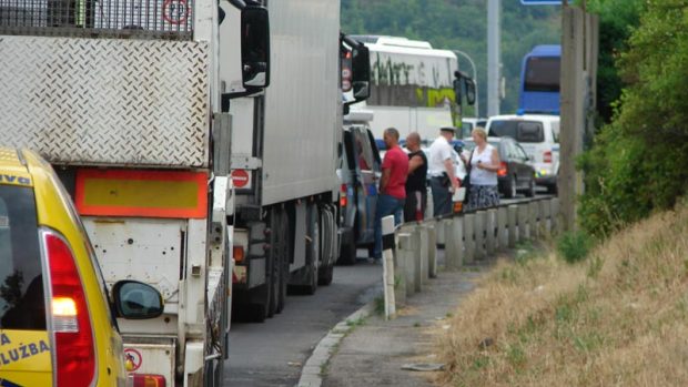 Kolona aut před stanovištěm policie