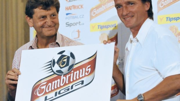 Zástupce Gambrinusu Jan Kovář a manažer české reprezentace Vladimír Šmicer představují nové logo Gambrinus ligy