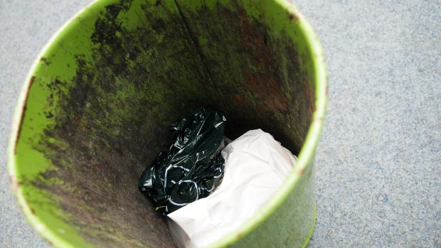 Igelitové tašky v Česku končí mnohdy v odpadkovém koši anebo samotné slouží jako nádoba na odpad.