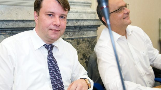 Ministr průmyslu a obchodu Martin Kocourek (vlevo)