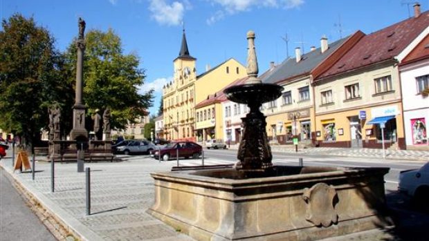 Husovo náměstí v Lomnici nad Popelkou