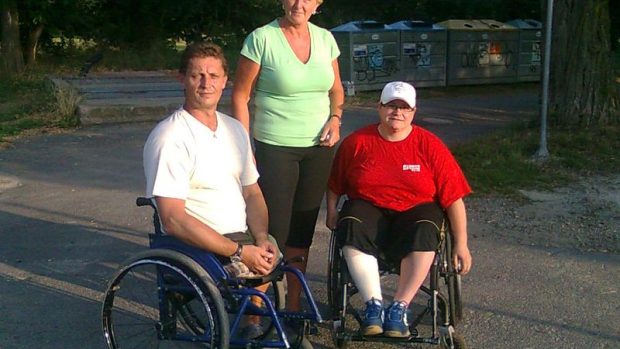 Jihočeští paralympionici Josef Štiak (vlevo) a Jana Fesslová (vpravo) s trenérkou Vlastou Hofmanovou (uprostřed)