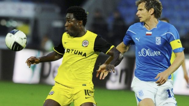 Sparťanský útočník Bony Wilfried bojuje o míč s poznaňským kapitánem Bartoszem Bosackým