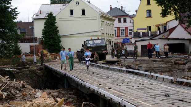 armáda pomáhá při odstraňování povodňových škod