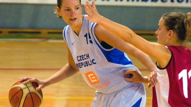 Česká basketbalistka Eva Vítečková (vlevo) v souboji s Polkou Skobelovou