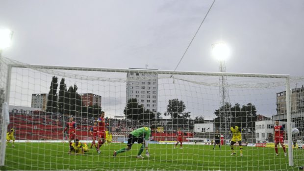 Domácí brankář Lejsal (uprostřed) měl plné ruce práce, obrana domácích nefungovala.