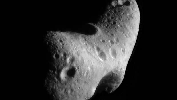 Obrázek asteroidu Eros pořízený NASA