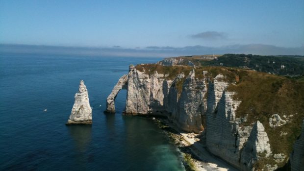 Útesy a proslulá Bílá jehla u Etretatu na pobřeží Atlantického oceánu. Toto místo zobrazoval malíř Claude Monet