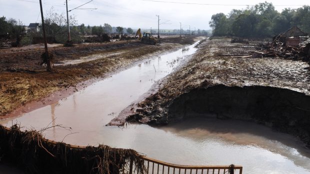 Z této strany mostu se do obce Kolontár přihnala vlna jedovatého bahna.