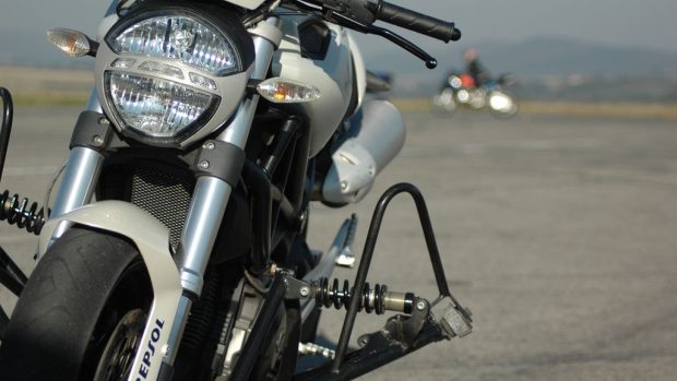 Na letišti v Hořovicích se motorkáři učí jezdit