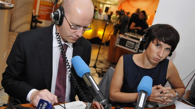 Předseda ČSSD Bohuslav Sobotka během živého vstupu do vysílání Českého rozhlasu.