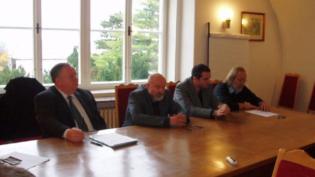 Zleva Miroslav Neumann ODS, nový místostarosta uprostřed Ctirad Mikeš - ČSSD - nový starosta, Petr Volf - Mělničané, Zdeněk Koudelka - Radnice 2010