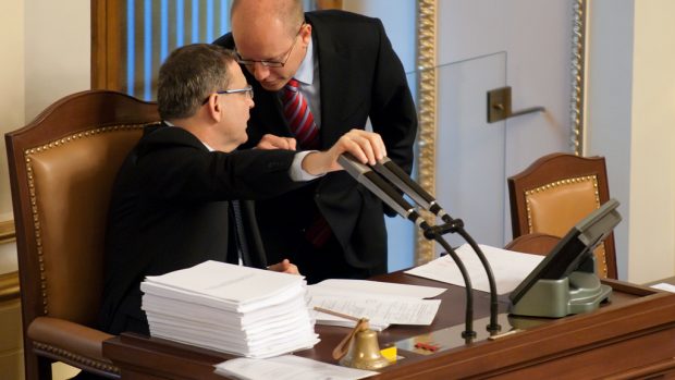 Bohuslav Sobotka a Lubomír Zaorálek (oba ČSSD) ve Sněmovně.