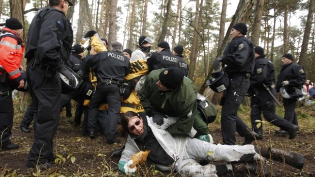 Převoz radioaktivního odpadu provázejí v Německu mohutné demonstrace