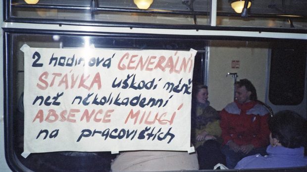 Listopad 1989, plakáty a letáky v pražském metru