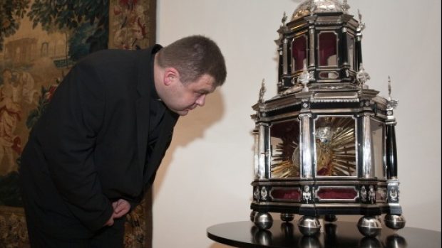 Duchovní správce olomoucké katedrály P. Ladislav Švirák si prohlíží uzavřenou relikvii sv. Pavlíny