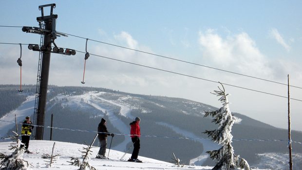 Lyžaři na Medvědíně v Krkonoších