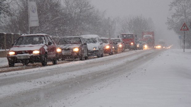 Pomalu jedoucí kolona aut směrem do Prahy na silnici I/2 v Mukařově se potýkala s uježděnou vrstvou sněhu