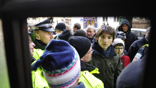 Odpoledne zůstali mnozí demonstranti před zavřenými dveřmi magistrátu. Dovnitř nebyli vpuštěni.