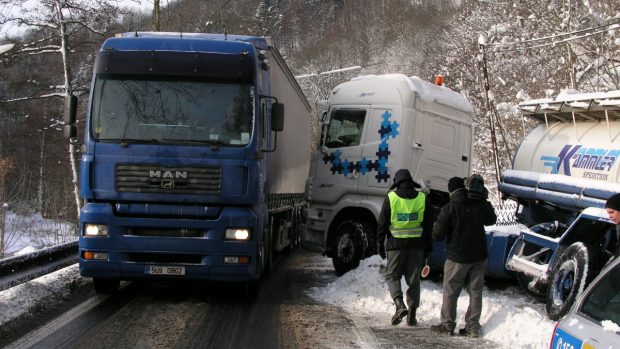 Vyprošťování cisterny na Karlovarsku