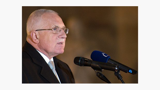 Prezident Václav Klaus tehdy jako premiér zasahoval do debaty o odsunu Němců