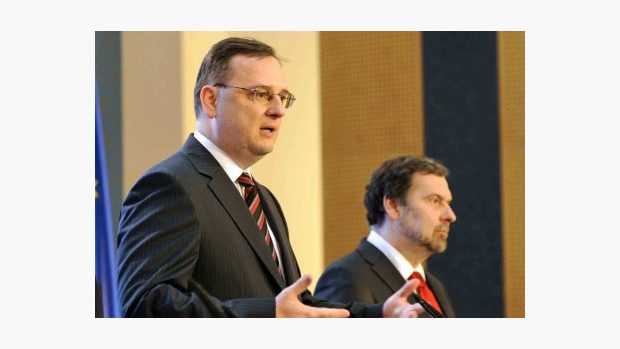 Premiér Petr Nečas (ODS) a ministr vnitra Radek John (Věci veřejné)