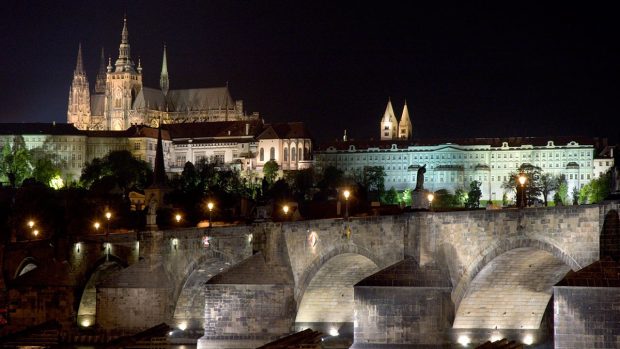 Noční panorama Hradčan je uchvacující. Stejně tak však okouzlují i méně známé zajímavosti, které Pražský hrad ukrývá