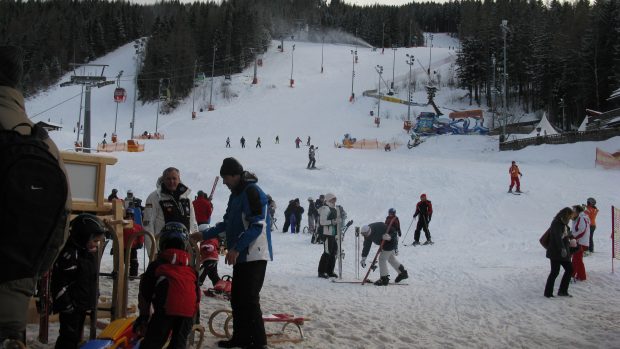 Svahy v Semmeringu nejsou přeplněné, fronta u vleků je minimální