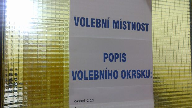 Dveře volebního okrsku, ve kterém došlo dnes k manipulaci.
