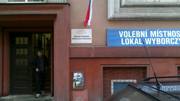 Odcházející volič z volebního okrsku, ve kterém dnes došlo k manipulaci.