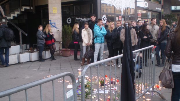 Na místě budapešťské tragédie se scházejí stovky mladých lidí