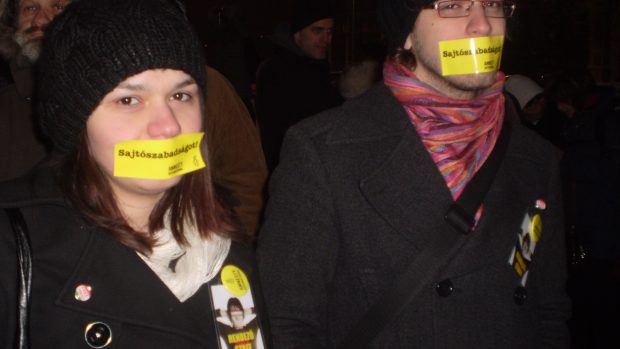 Budapešť - demonstrace - přelepená ústa páskou s nápisem: &quot;Svobodu médiím!&quot;