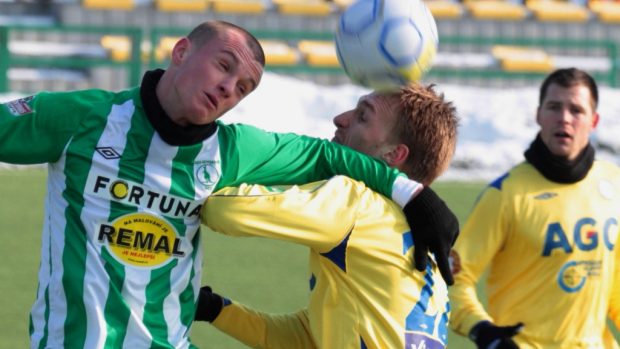 Obránce FK Teplice Antonín Rosa (ve žlutém) odvrací míč před útočníkem Bohemians 1905 Martinem Nešporem v přípravném zápase, ve kterém Severočeši zvítězili 3:1.