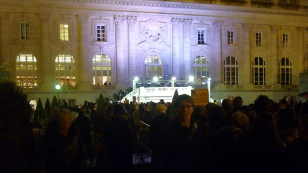 Ani zvláštní otevírací doba v noci nepomohla. Na mnoho zájemců o vstupenky na ojedinělou výstavu Clauda Moneta v pařížském Grand Palais se vůbec nedostalo