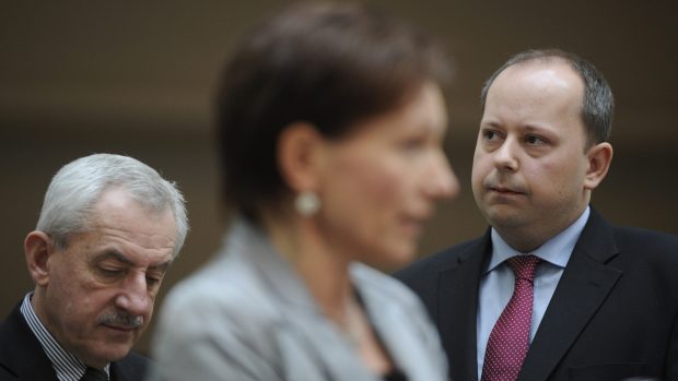 Ministr zdravotnictví Leoš Heger (vlevo) a předseda správní rady VZP Marek Šnajdr naslouchají vystoupení prezidentky České asociace sester (ČAS) Dany Juráskové.