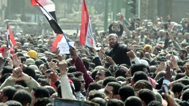 Demonstranti na náměstí Tahrír v Káhiře.