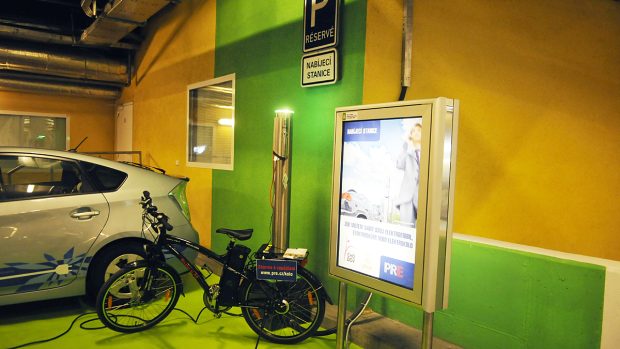 Praha má své první nabíjecí stanice pro elektrovozidla. V garážích pražských obchodních center Chodov a Černý Most.