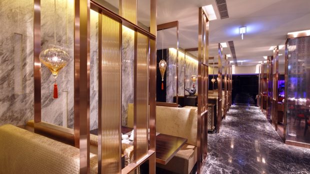 České lucerny v čínské restauraci v Hong Kongu